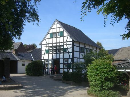 Liedberg : Am Markt, Bildmitte : das Schulgebäude liegt direkt neben dem Sandbauernhof